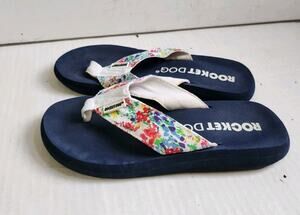 Rocket Dog Spotlight platform flip-flops Woman Size 8M Navy Blue Floral Color